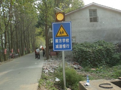 昆明黄闪警示灯 太阳能黄闪灯生产厂家图3